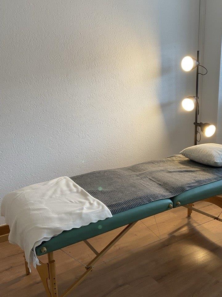 Vorbereitete Massageliege im hellen Praxisraum von CorpusVitaeFit in Biberist