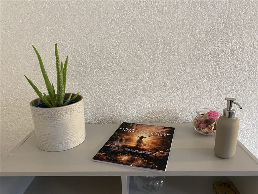 Pflanze, Buch und Pflegeprodukte als Praxisdetails