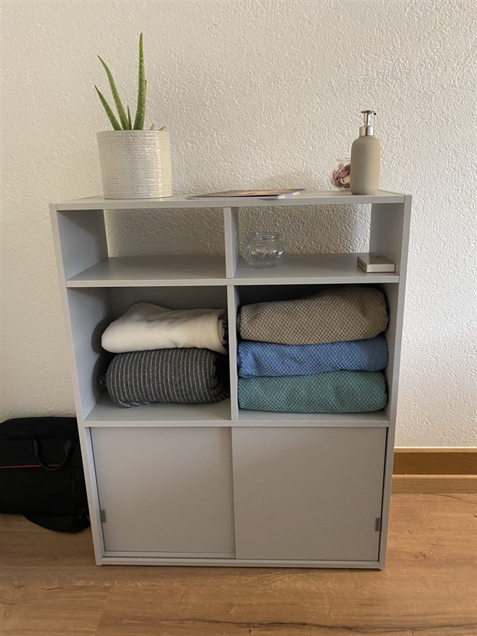 Handtücher und ruhige Details im Praxisraum
